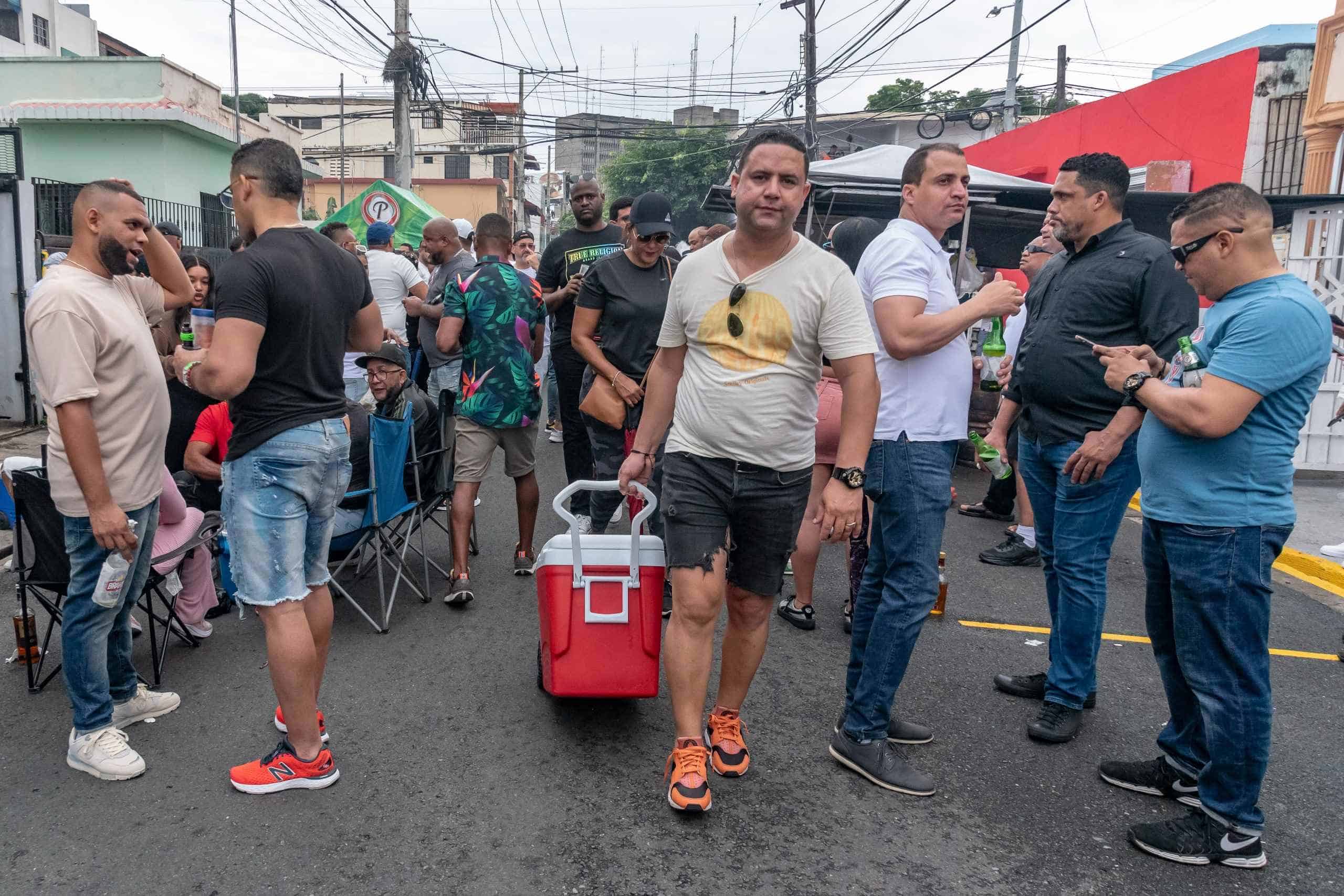 Decenas de visitantes de han dado cita en el lugar con sus sombrillas, con neveritas y bebidas de todo tipo.