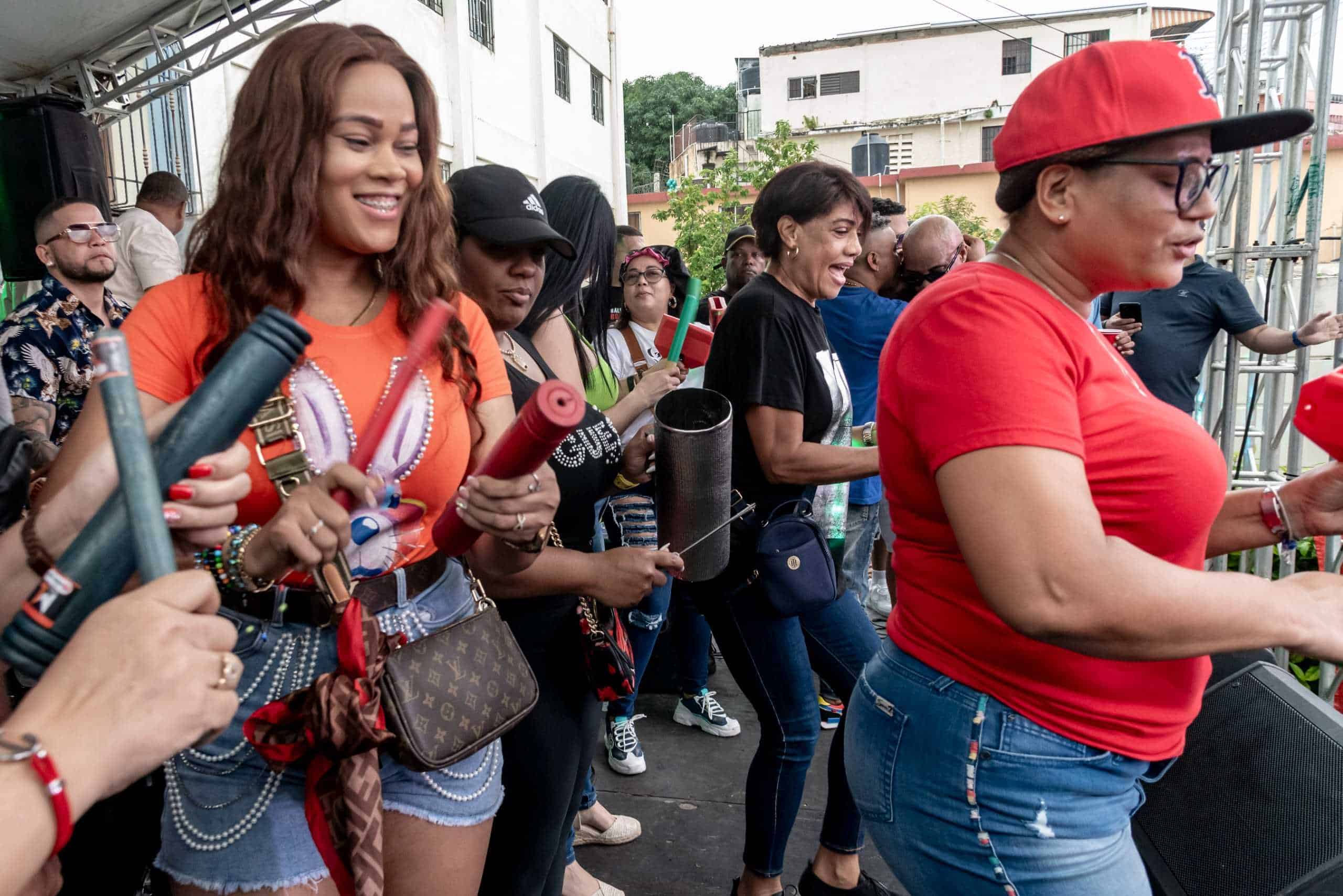 La tarima principal está ubicada en las intersecciones de las calles Cotubanamá y Ricardo Pittini del citado sector.<br><br>