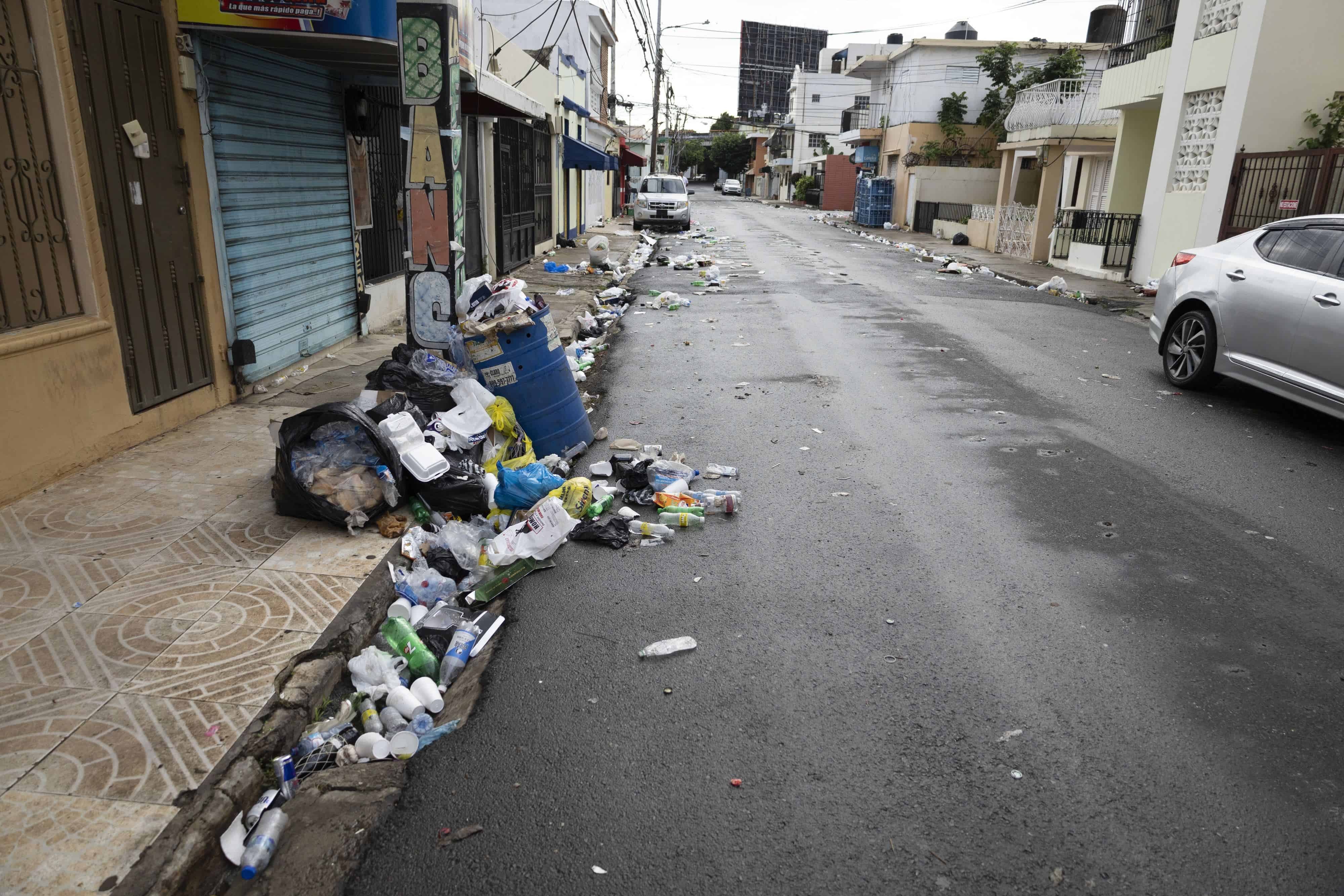 La basura acumulada en las calles de los sectores populares dará trabajo a las autoridades municipales en el primer día del Año Nuevo 2024.