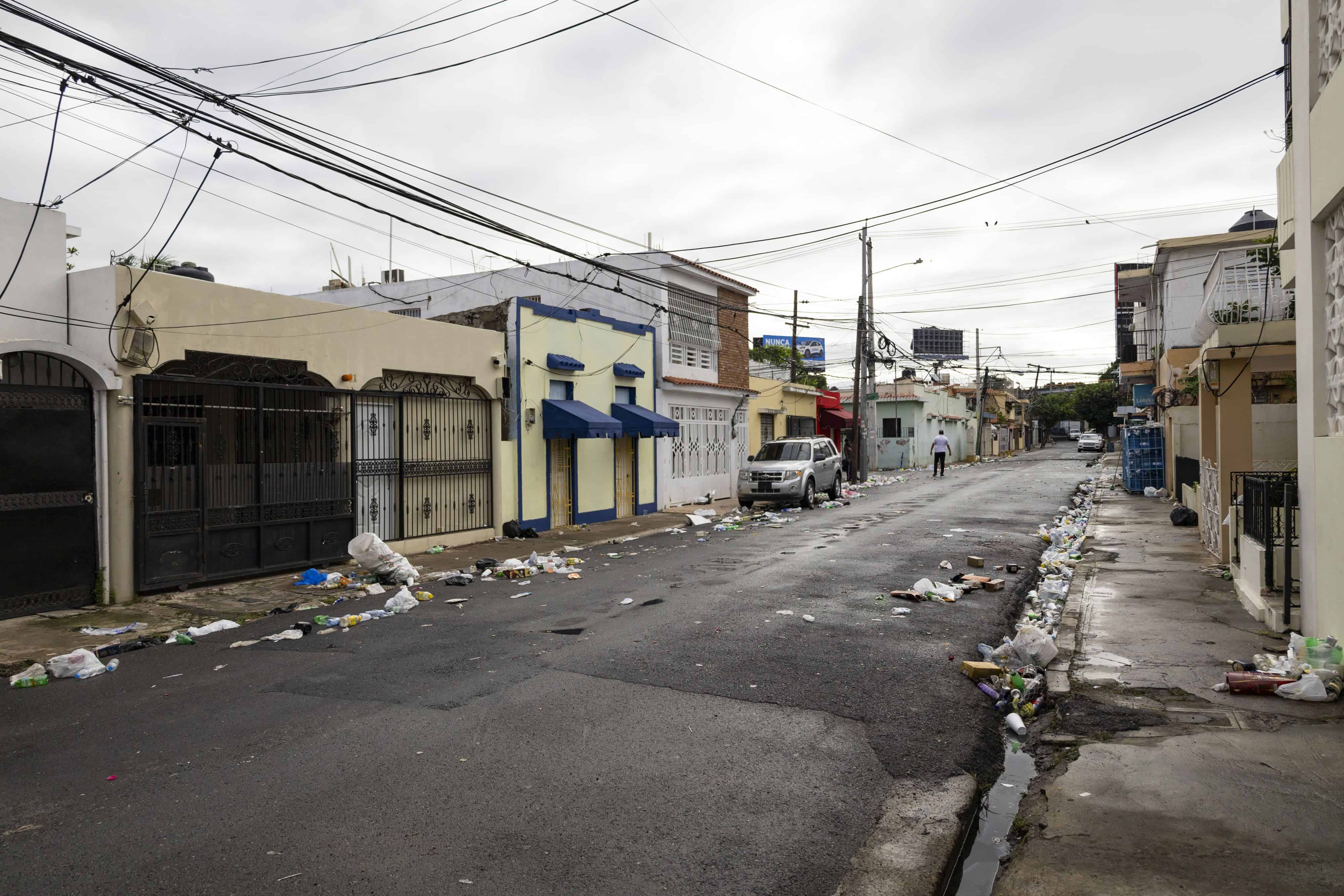 La calle Cotubanamá acusó el rigor del Rally de los borrachos con el que se despidió al 2023 en el sector Don Bosco.