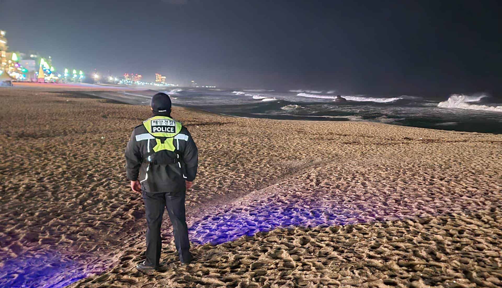 Un oficial de policía marítima patrulla una playa en Gangneung, mientras pequeñas olas de tsunami golpean las aguas de la provincia de la costa este tras un gran terremoto frente a la costa oeste de Japón, Provincia de Gangwon, Sur Corea, 1 de enero de 2024.