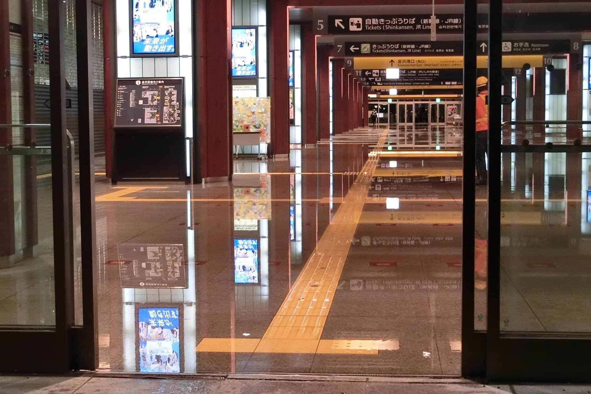 Una vista del agua dentro de la estación de Kanazawa después de un fuerte terremoto en Kanazawa, Japón central, el 01 de enero de 2024.