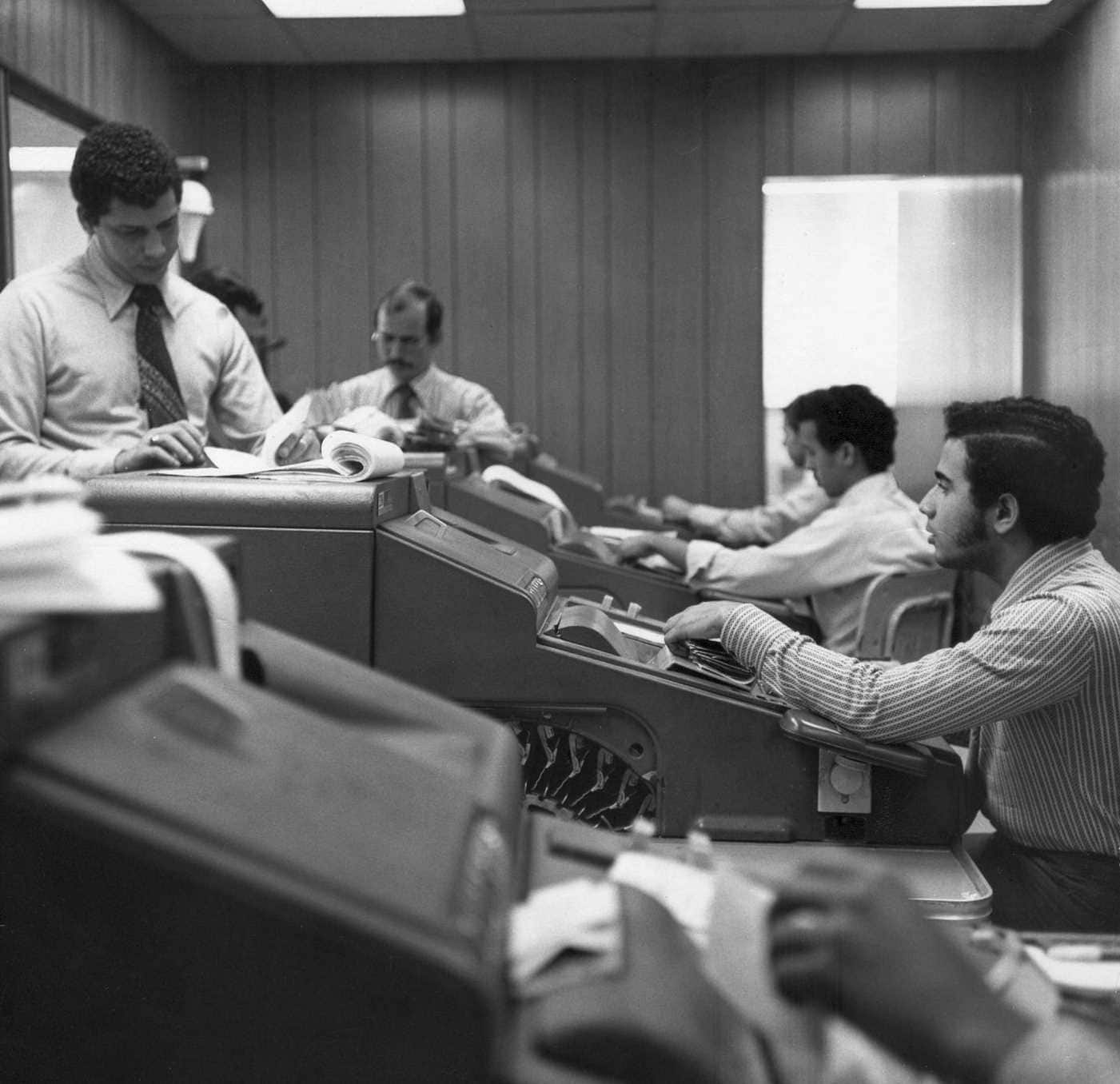 Empleados del Departamento de Pruebas, donde se procesaban todas las operaciones del día en la oficina principal del Banco Popular Dominicano.