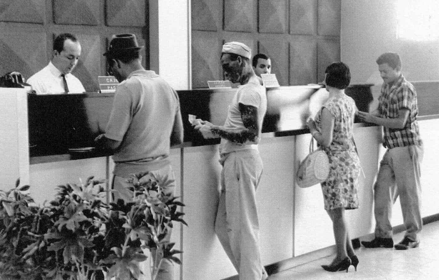 Escena de la operatividad de una sucursal del Banco Popular en los años 60.