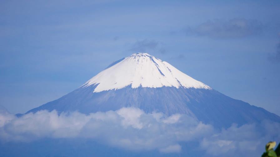 Volcán ecuatoriano Sangay arroja material incandescente y genera 7 explosiones cada hora