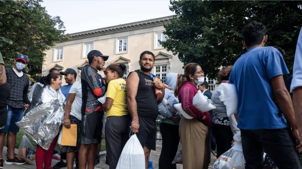 Nueva York acusa a Texas de utilizar a los migrantes al enviarlos a Nueva Jersey
