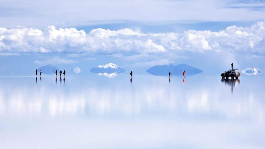 Turistas reciben el Año Nuevo en el espejo natural más grande del mundo ubicado en Bolivia