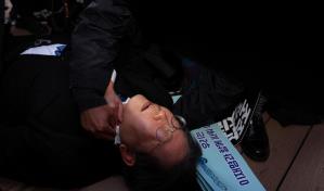 Apuñalado en el cuello, líder del opositor Partido Democrático de Corea, Lee Jae Myung
