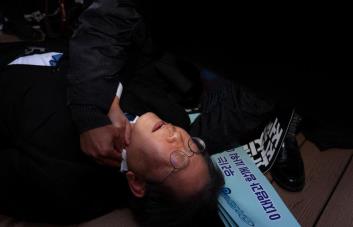 Apuñalado en el cuello, líder del opositor Partido Democrático de Corea, Lee Jae Myung