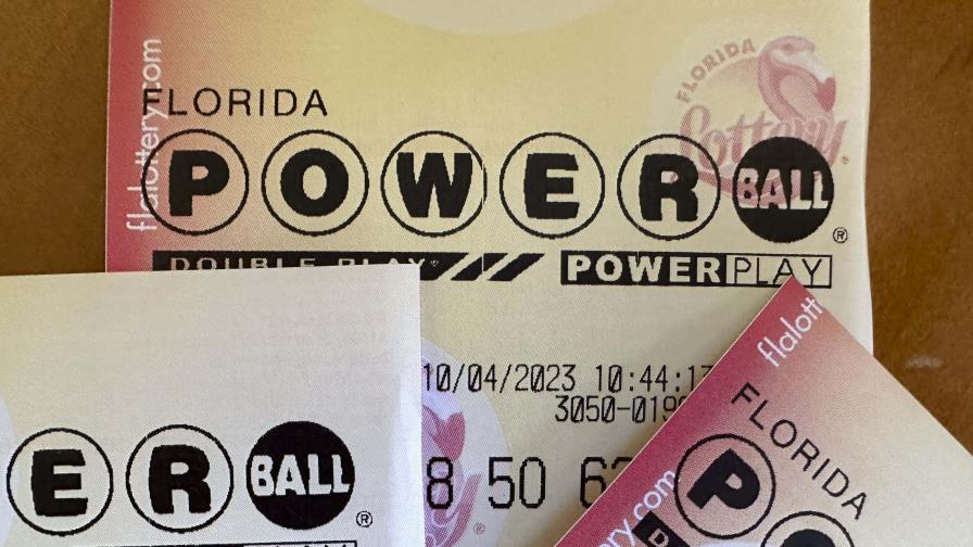 Una persona se presenta a cobrar los 1,300 millones de dólares de la lotería Powerball
