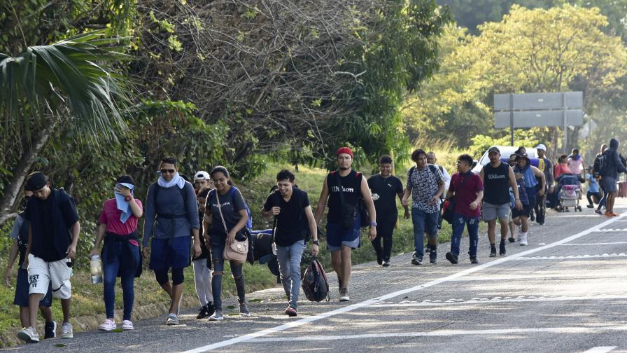 Caravana de miles de migrantes para y se entrega a autoridades mexicanas en sur de México