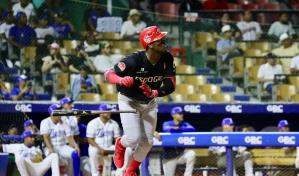 Elier Hern&aacute;ndez la saca del parque y V&iacute;ctor Santos domina los bates azules para el triunfo escarlata