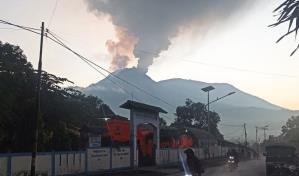 Al menos 1.500 evacuados por la erupción de un volcán al este de Indonesia