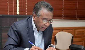 Desconocidos irrumpen en residencia de F&eacute;lix Bautista; despojan del arma al vigilante