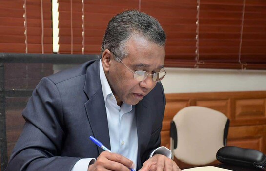 Desconocidos irrumpen en residencia de F&eacute;lix Bautista; despojan del arma al vigilante