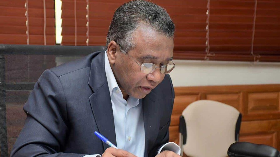 Desconocidos irrumpen en residencia de F&eacute;lix Bautista; despojan del arma al vigilante