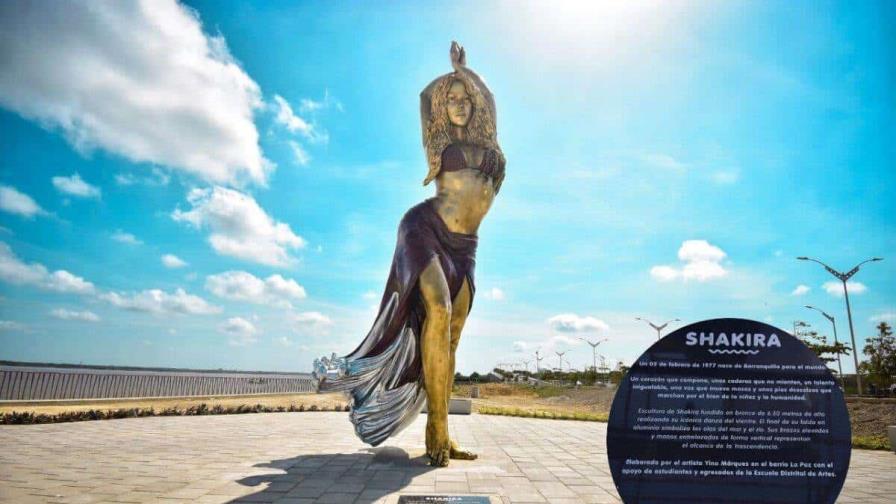 Identifican un error ortográfico en la recién inaugurada estatua de Shakira