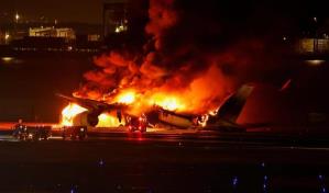 Más de 200 vuelos cancelados tras el choque de dos aviones en aeropuerto de Tokio