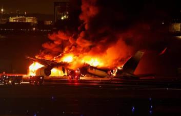 Cinco muertos tras el choque de dos aviones en el aeropuerto de Tokio