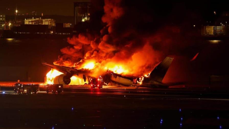 Cinco muertos tras el choque de dos aviones en el aeropuerto de Tokio