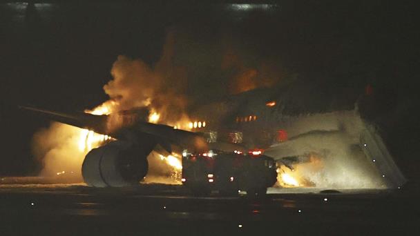 Choque de aeronaves en aeropuerto de Tokio