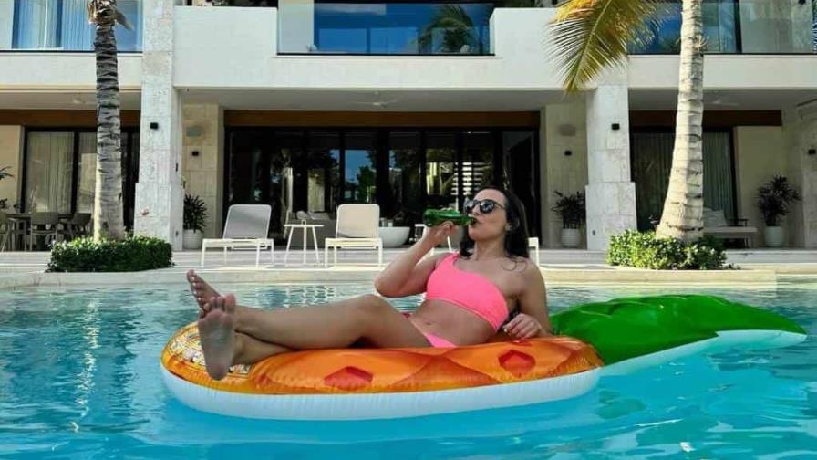 Visitante número 10 millones comparte su experiencia en Punta Cana tomando sol y cerveza