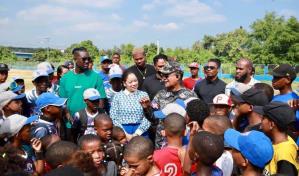 Policía y peloteros grandes ligas agasajan niños béisbol La Zurza