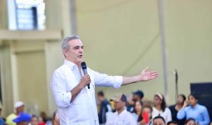 Presidente Abinader entrega 800 títulos de propiedad en Azua; van 8,773