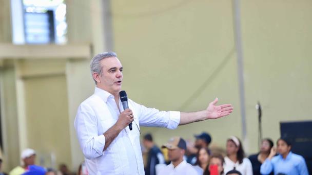 Presidente Abinader entrega 800 títulos de propiedad en Azua; van 8,773
