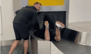 Viajero enfurecido se mete en la correa que transporta equipajes tras largo retraso con su maleta