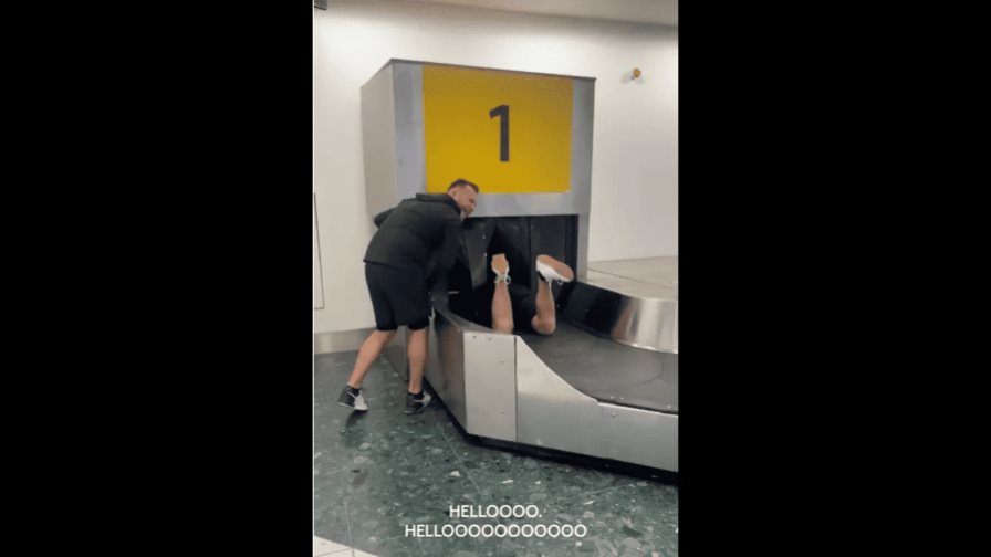 Viajero enfurecido se mete en la correa que transporta equipajes tras largo retraso con su maleta