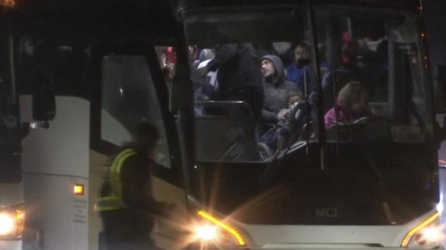 Suburbios dan la espalda a los autobuses con migrantes tras restricciones en Chicago y NY