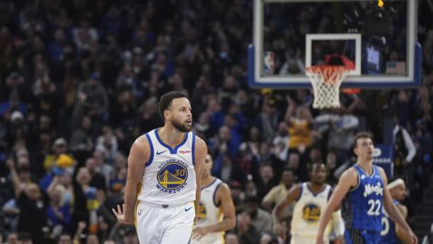 Curry logra 36 puntos y Warriors se imponen 121-115 a Magic
