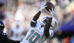 Bomberos combaten un gran inciendio en la casa de Tyreek Hill, WR de Dolphins
