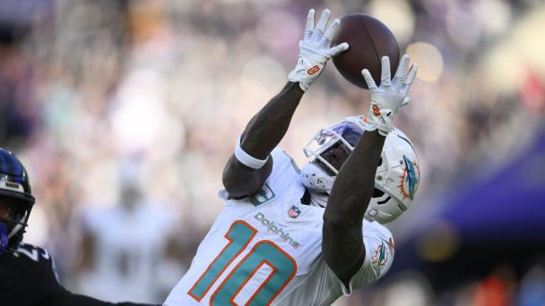 Bomberos combaten un gran inciendio en la casa de Tyreek Hill, WR de Dolphins