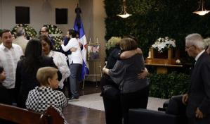 Amigos y compañeros de trabajo dan las condolencias a la familia de Hans Dannenberg