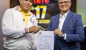 Leidsa entrega certificado a seguridad de escuela que gan&oacute; RD$17 millones en la Loto