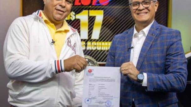 Leidsa entrega certificado a seguridad de escuela que ganó RD$17 millones en la Loto