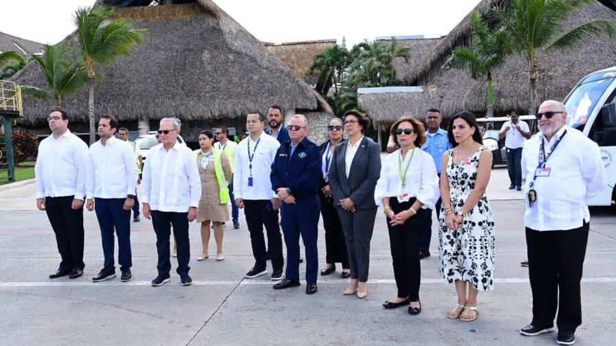 Restos del embajador Hans Dannenberg son recibidos con saludo de agua en el Aeropuerto de Punta Cana