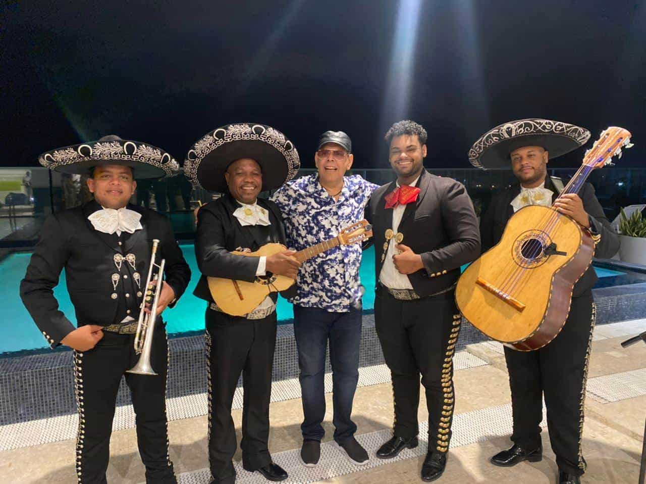 Los mariachi con Fernando Villalona.