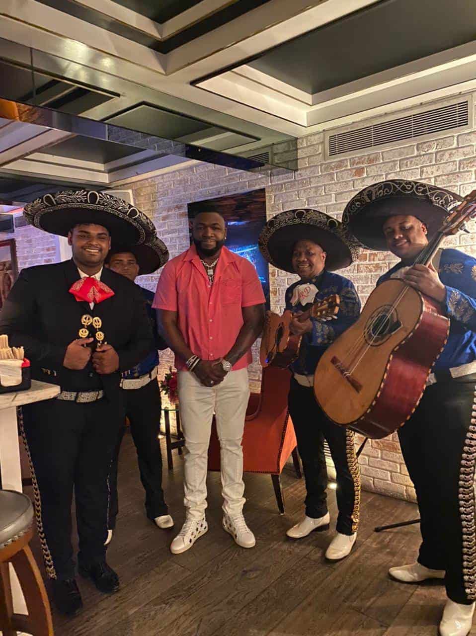 El Mariachi Sol RD junto al expelotero David Ortiz.