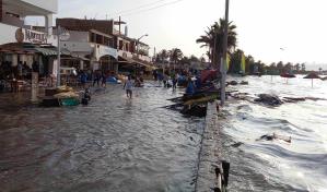 Fuertes oleajes inundan calles y causan da&ntilde;os en zonas costeras del Callao, en Lima
