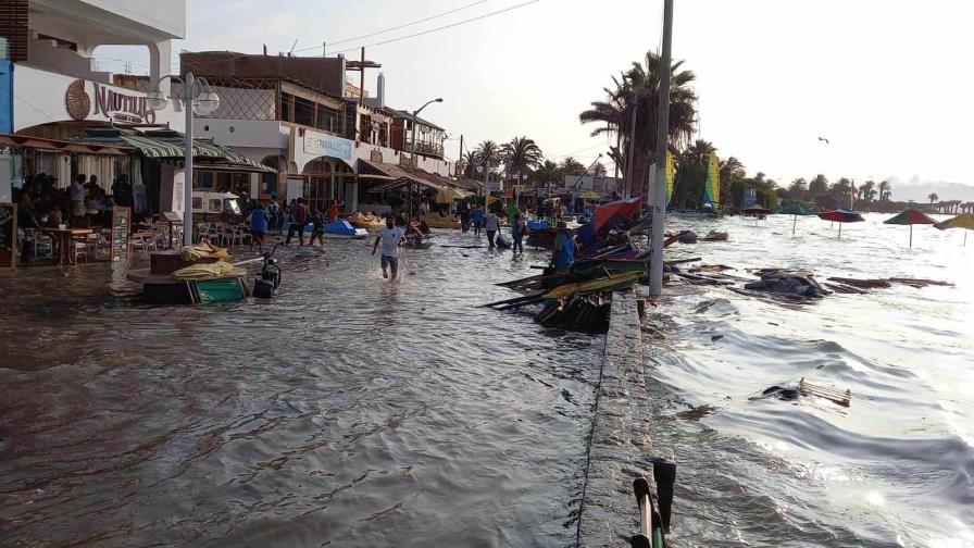 Fuertes oleajes inundan calles y causan daños en zonas costeras del Callao, en Lima