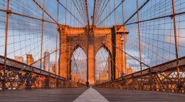 Hombre trepa los cables del puente de Brooklyn y paraliza el tr&aacute;nsito en plena hora pico en NY