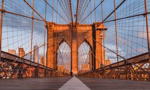 Hombre trepa los cables del puente de Brooklyn y paraliza el tr&aacute;nsito en plena hora pico en NY