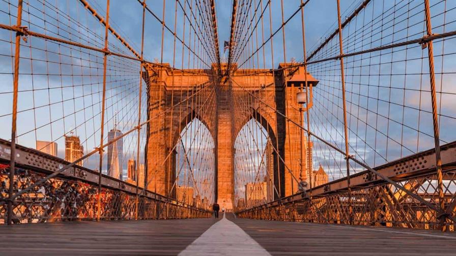 El centenario puente de Brooklyn se queda sin vendedores por primera vez en años