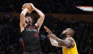Herro anota 21 puntos y el Heat vence en el último cuarto 110-96 a los Lakers