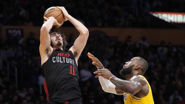 Herro anota 21 puntos y el Heat vence en el último cuarto 110-96 a los Lakers