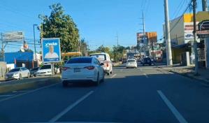 Conductor se escuda en ambulancia con emergencia para evitar un tapón en Santiago