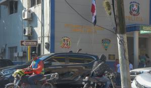Fiscal dice “solo fue una galleta” que le dieron los presos a hombre acusado de violar a su madre